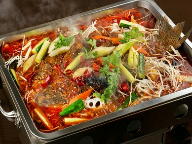 料理の迫力と旨みの溶け込んだスープでやみつきになる『特製四川風焼き魚の煮込み』