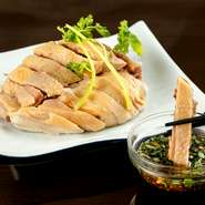 厳選された鶏を一羽丸ごと使った、大胆で繊細な逸品。じっくり弱火で蒸し上げた後、骨ごと切り分け生姜入りの醤油ダレでいただきます。柔らかく食べやすい鶏肉は、ビールや紹興酒のお供にもぴったり。