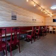 自然と湧き出す「優しい心遣い」がリピーターを惹き付けてやまない。また料理の味付けなど、さまざまな注文に気さくに応じてもらえるところも見逃せません。千客万来を地でいくことができるオーナーです。