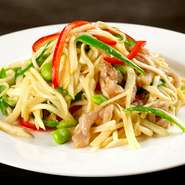 「マコモダケ」は、タケノコとエリンギの中間のような食感を楽しめます。クセがないので、どのような食材とも合わせやすい食材。豚肉の細切りと共に高火力で一気に炒めることで、絶妙な食感を生み出しています。