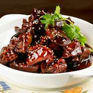 料理長が自ら市場に足を運び、新鮮なスペアリブを仕込みます。スペアリブを用いた料理はいろいろありますが、なかでも『スペアリブの黒酢あんかけ』は甘酸っぱくてコクがあり、お酒との相性も抜群。