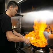 顧客のことを第一に考え、さまざまな注文に真摯な姿勢で応える料理長。食材の仕入れからこだわりを見せ、あらゆる面で満足できる料理提供を行うことに余念がありません。
