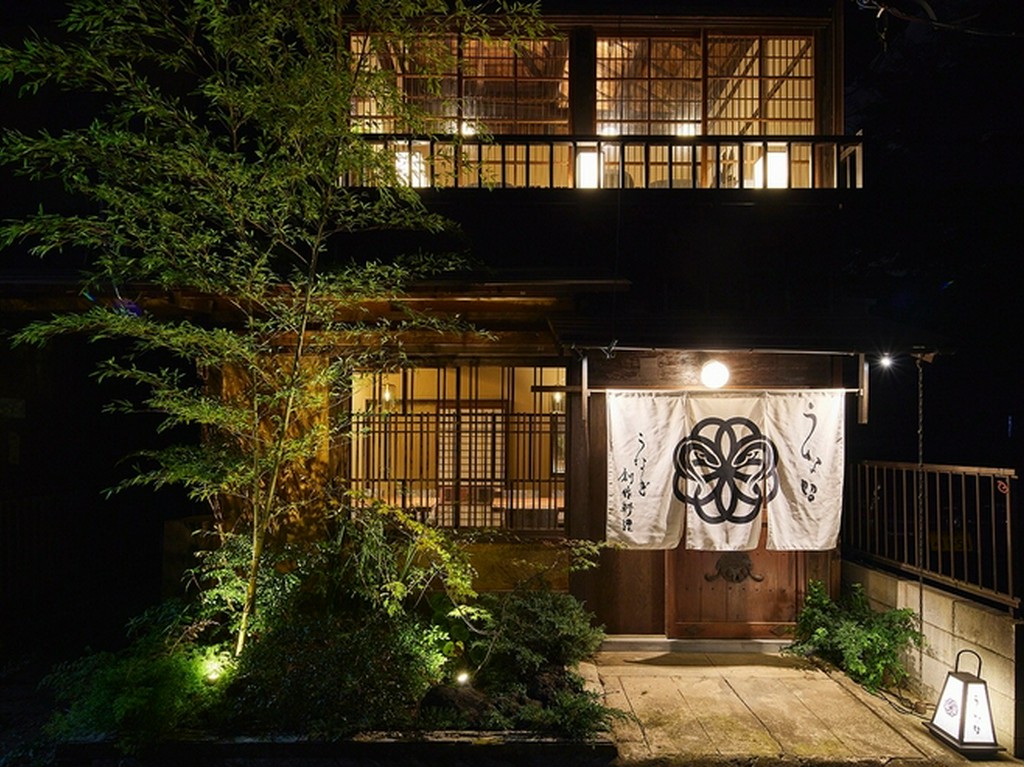 細い路地裏へと進むことで見つけることができる鰻店