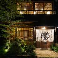 華やかな一時代を築いた弁天横丁。そこには3つの長屋があり、その3軒の中で最も古い時代・大正初期に建てられた「麻利弁天長屋」に【うな昭】はあります。周囲に溶け込むようにひっそりと、ただただ静かに。