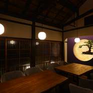 過去へとタイムスリップしてしまったかのような気分に浸ることができる雰囲気。ここには街の中の喧騒が届くことなく、ゆったりとした時間を過ごせます。静かで厳かな空気が漂う個室で、鰻料理に舌鼓。