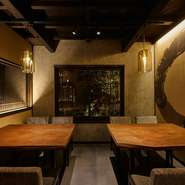 会話を弾ませながら、ゆったと流れるような時間を共有。今日のディナーは、鰻をコースで堪能しましょう。夜のコースは予約必須のため、特別なデートを楽しむことができます。