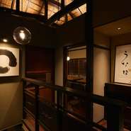 ゴツゴツとした梁や柱、繊細に細工された扉や天井裏は当時の面影そのままに。新たに現代の書や絵画を取り入れることでモダンな世界観が生まれています。【うな昭】を訪れることは、故きを温ねて新しきを知ることに。