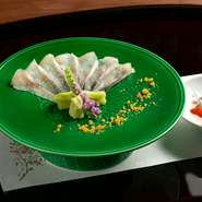 手間暇かけ、美しく仕上げられた一皿。鰻は一日程昆布締めにして寝かせることで、旨味をグッと引き出します。煎り酒を使い、豊かな風味を堪能。
※コース料理の中の一品となります。