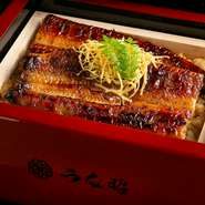 鰻のたれをかけたご飯の上に、焼いた鰻を乗せてから蒸し上げます。一度焼いた鰻を蒸すことにより、ふっくらと柔らかく、それでいて香ばしい食感も楽しむことができる逸品に。