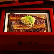 重箱のご飯が見えないくらいの大きな鰻一匹を使った「特上」は、ボリューム満点。