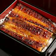 絶妙な火加減で、外はカリッ中はフワッと仕上げます。店主が修業先から譲り受けた鰻のタレを、継ぎ足しながら使用。焦がし醤油の香りに食欲をそそられます。
※画像は「特上」。「並」もございます。