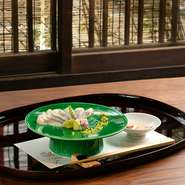 手間暇かけ、美しく仕上げられた一皿。鰻は一日程昆布締めにして寝かせることで、旨味をグッと引き出します。煎り酒を使い、豊かな風味を堪能。
※コース料理の中の一品となります。