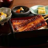 鰻は時期によって獲れる時期が変わるため、その季節ごとに日本全国から仕入れています。また、お米や野菜は埼玉県産を。鰻のタレに必要な醤油は、故郷の九州から取り寄せています。