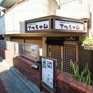 JR蒲田駅の東口を出てのんびりと歩くこと約5分、落ち着いた町並みの中に【韓国風居酒屋　てっちゃん】はあります。階段を数段下りて扉を開ければ、ほっと心が落ち着くリラックス空間が広がっています。
