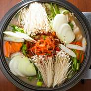 新鮮野菜をたっぷり使った『チヂミ』や鍋料理など、韓国を代表する料理がそろう【てっちゃん】。コク深い旨みと辛さで人気の『プデチゲ』は、味だけでなく彩りも抜群。みんなでシェアして楽しみましょう。