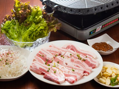 国産の豚バラ肉を新鮮野菜と楽しむ『サムギョプサル』
