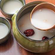 韓国伝統のお酒・マッコリは、ほのかな甘みとまろやかな口当たりが人気です。【てっちゃん】では乳白色のお酒になつめや松の実を加えて彩りをプラス。専用の壺で提供されるため、本場さながらの雰囲気を味わえます。