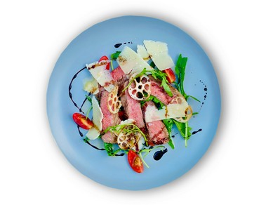 上州牛サーロインのタリアータ　ルーコラとパルミジャーノ　