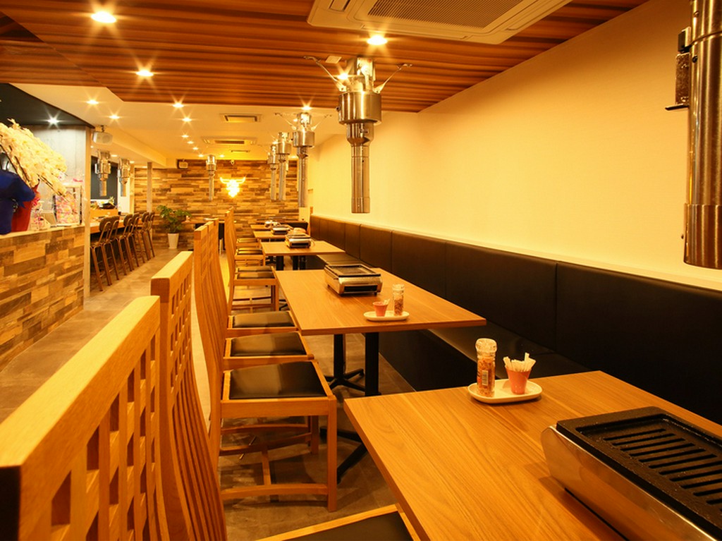 初めてでもリラックスして焼肉を楽しめる空間