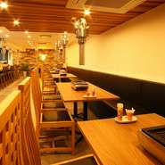 店内は全30席。高級感を大切にしながらも、リラックスできる雰囲気。スタッフの気さくな接客もあり、初めてでも安心して焼肉を楽しめそうです。