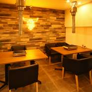 高級感を大切にしつつも、店内はカジュアルなテイスト。女性同士でも気兼ねなく足を運べそうです。リラックスできるソファ席で、のんびり焼肉を楽しんでみませんか。