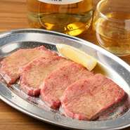 牛タンの中でも特に柔らかい、芯部分を贅沢カットで提供。タン特有の脂の旨みに、絶妙な舌触りがたまらない贅沢な逸品です。