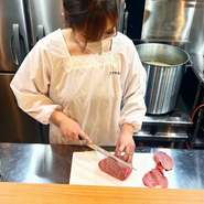 よいお肉はもちろん、平田氏をはじめスタッフとのアットホームな距離感もこちらのお店の魅力。気さくなやりとりを交えることで緊張をほぐし、よりお肉をおいしく楽しめるような空間づくりに努めています。