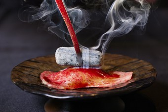 五感を奪う新体験と西麻布「炎上焼肉」で、選りすぐりの最高級京都肉を中心とした、全11品の美食物語。