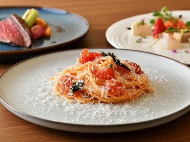 新鮮な旬の食材で組み立てる、彩り豊かなコース料理