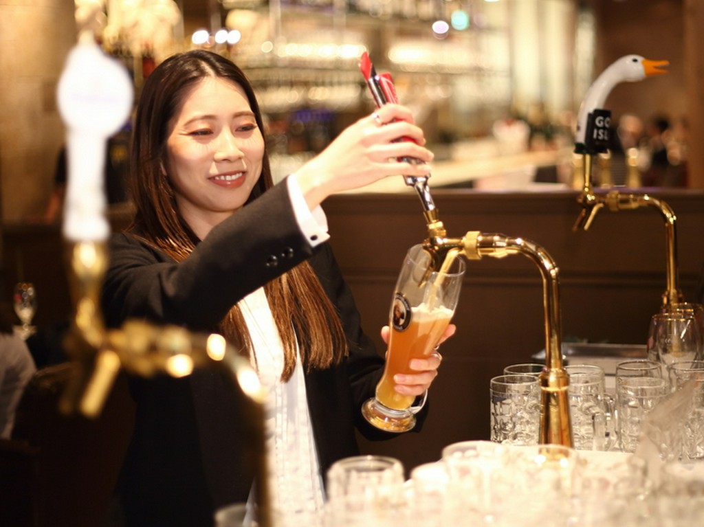 セルフビアサーバー＆ワインサーバーマシンを完備