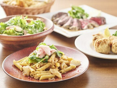 バリエーション豊富な料理を囲んで盛り上がる歓送迎会