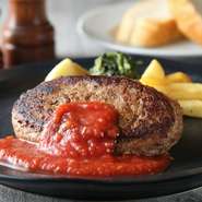 創業120年を誇る老舗肉屋【肉のスギモト】さんとの限定オリジナルハンバーグを特別にご用意しました。