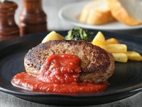 創業120年を誇る老舗肉屋【肉のスギモト】さんとの限定オリジナルハンバーグを特別にご用意しました。