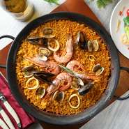 スペインのパエリアに起源があり、米を使ったケイジャン料理と呼ばれるルイジアナ州の代表的な料理です。シーフードがたっぷりと入っていて、どこを食べても美味！