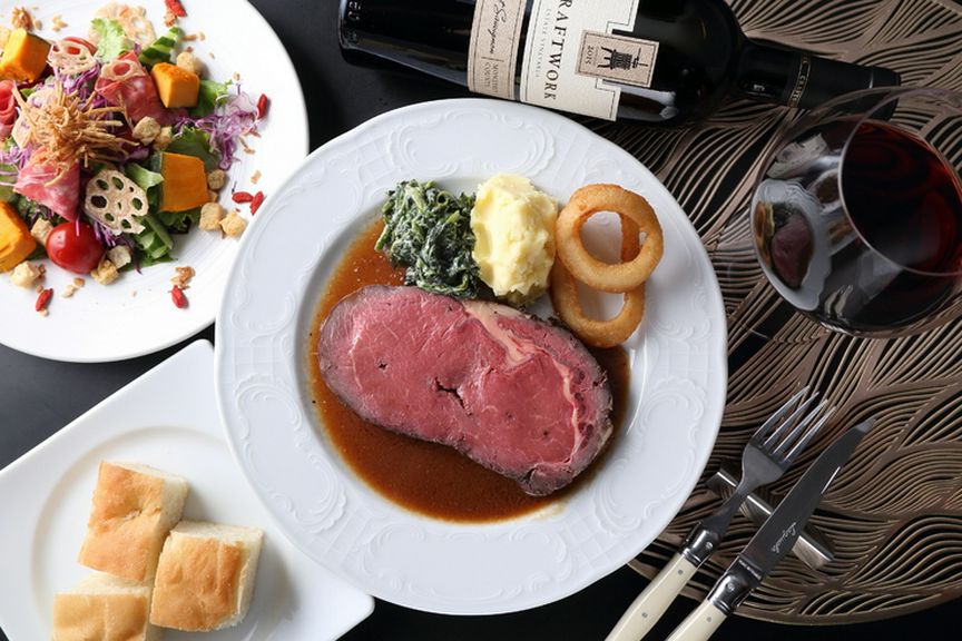 こんがりジューシーな『ロティサリー＜回転式オーブン＞ローストビーフステーキ』