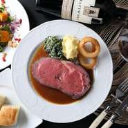 フランス製ロティサリーマシーンでじっくり焼いたリブロース肉が絶品。シェフ自慢のグレービーソースで堪能できます。別注文のサラダバーと一緒に楽しむのがオススメ。100g、150g、200g、300gから選べます。