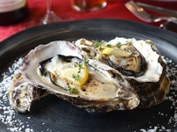 海のミルクにふさわしいクリーミーさ『殻付き牡蠣のオイスターグリル(2ピース)』