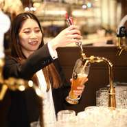 飲み放題プランにすると、セルフビアサーバー＆ワインサーバーマシンが完備されており、自分の飲みたいビールやワインを自身で注ぐことができます。楽しくて、ついつい飲みすぎてしまいそう。