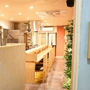 入口の先には縦長のカウンター席。実家に帰ったような、あたたかくて安らげる場所がそこにはあります