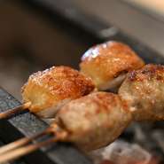 日本三大地鶏の「比内地鶏」を使用。比内地鶏は味が濃く、適度な歯ごたえや、鶏肉本来のコク・香りが特徴です。一つ一つ丁寧に焼き上げる焼鳥の数々をご堪能下さい。