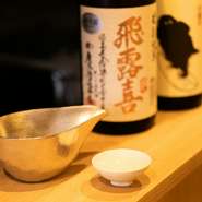 山形を中心とした各種地酒を常時20～30種類セレクト。東京ではなかなか味わえない希少酒や季節限定銘柄なども。一本ごとにお酒の説明を記した手書きラベルを付けており、味わいながらそのお酒を知る事ができます。