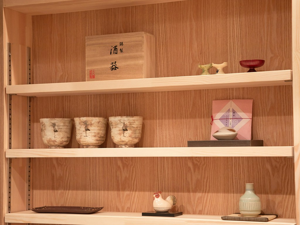 料理人自ら買い付けに出向いて器をセレクト