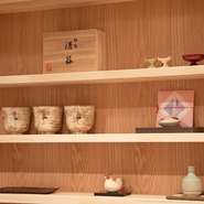 備前焼や笠間焼を中心に、手にしっくり馴染む器が選ばれています。酒器には、鋳物製造・能作が手掛ける錫の作品を選択。器は料理人の想像を沸き立たせる大切なアイテムです。