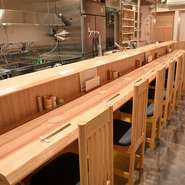 軽く食事を楽しみたい夜にも、記念日ディナーにも訪れたい。それは、二人を迎え入れてくれるスタッフたちの優しい笑顔があるから。居心地の良さが二人を包み込んでくれます。