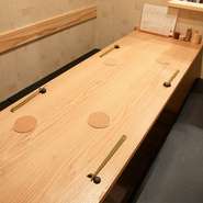 他の人からの視線を遮ることができる半個室席を設けているので、会社の接待や友人との食事会などに最適。広めのテーブル席で、ゆったりとくつろいだ時間を過ごすことができます。