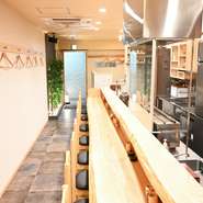 落ち着いた雰囲気の店内。焼鳥をじっくり堪能したい方にふさわしい空間が広がります。