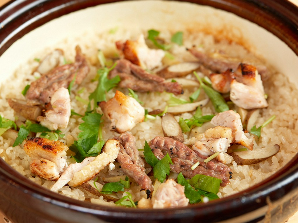 風味豊かな出汁の味がご飯全体に染み渡る『地鶏の炊き込みご飯』