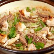 濃厚でジューシーな脂肪を含む首肉や手羽が使われています。鰹から引いた出汁と共に炊くことで、軽い口当たりながらも比内地鶏ならではの滋味もしっかり堪能。
※お土産用にお持ち帰りもできます。