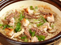 風味豊かな出汁の味がご飯全体に染み渡る『地鶏の炊き込みご飯』