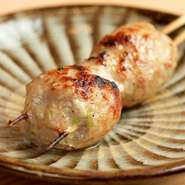 深いコクを感じられる比内地鶏のもも肉を中心に、他の部位と混ぜ合わせた自慢の一品。肉の甘みを引き出すため、塩味のみで味を調整。シンプルさの中に奥深い味わいを楽しめます。